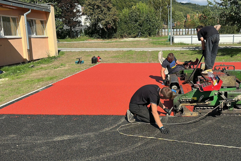 Referencie / Rekonštrukcia športovej infraštruktúry ZŠ Hriňová - foto Referencie / Rekonštrukcia športovej infraštruktúry ZŠ Hriňová - foto