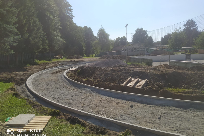 Referencie / Rekonštrukcia športovej infraštruktúry ZŠ Hriňová - foto Referencie / Rekonštrukcia športovej infraštruktúry ZŠ Hriňová - foto