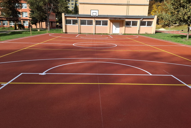 Referencie / Rekonštrukcia športovej infraštruktúry ZŠ Hriňová - foto