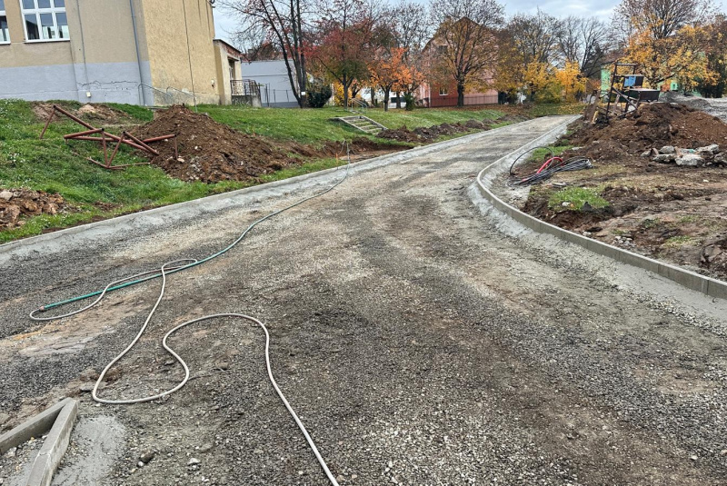 Referencie / ŠPORTOVÝ AREÁL PRI ZŠ ŠKOLSKÁ TLMAČE - foto