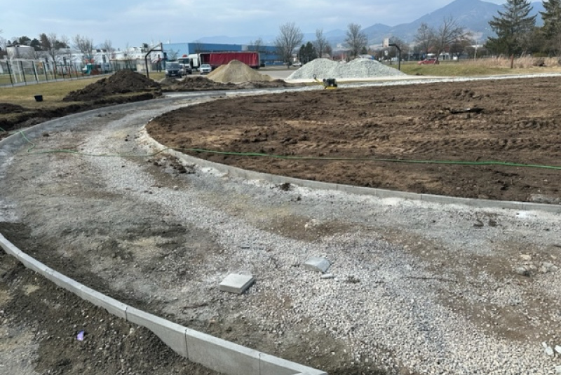 Referencie / Atletická dráha, doskočisko a tribúna na ZŠ Košťany nad Turcom - foto