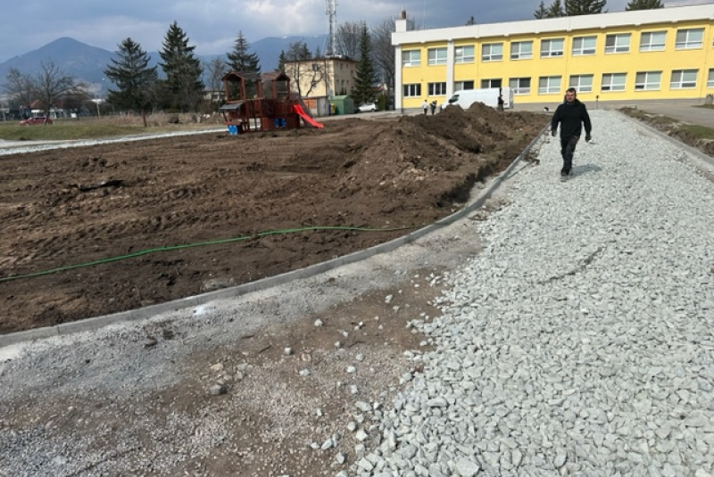 Referencie / Atletická dráha, doskočisko a tribúna na ZŠ Košťany nad Turcom - foto