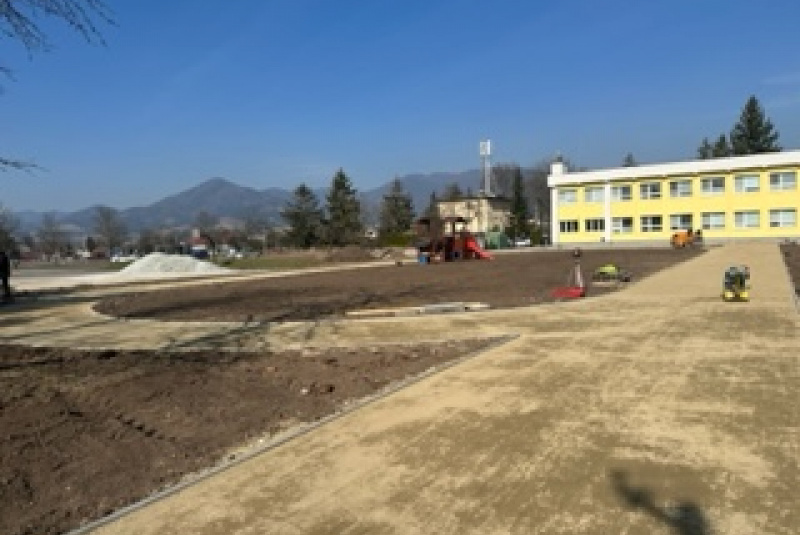 Referencie / Atletická dráha, doskočisko a tribúna na ZŠ Košťany nad Turcom - foto