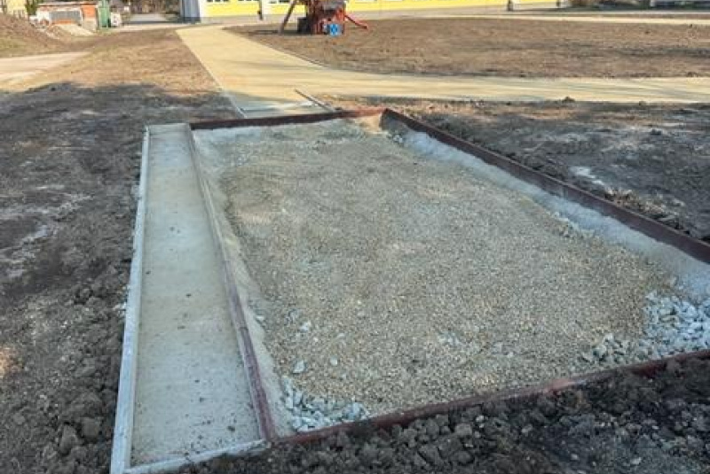 Referencie / Atletická dráha, doskočisko a tribúna na ZŠ Košťany nad Turcom - foto Referencie / Atletická dráha, doskočisko a tribúna na ZŠ Košťany nad Turcom - foto