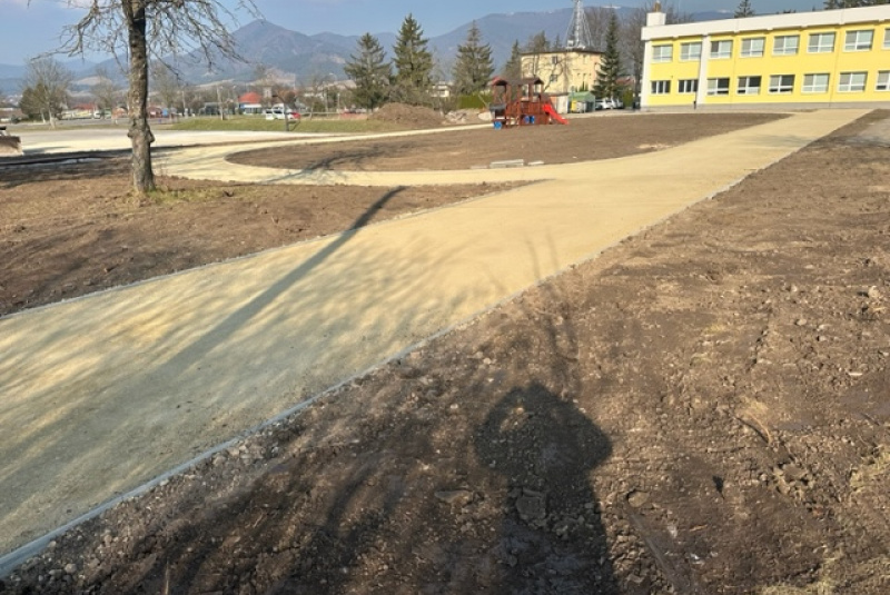 Referencie / Atletická dráha, doskočisko a tribúna na ZŠ Košťany nad Turcom - foto Referencie / Atletická dráha, doskočisko a tribúna na ZŠ Košťany nad Turcom - foto