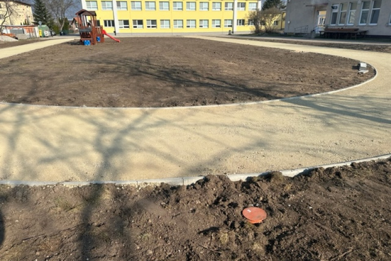 Referencie / Atletická dráha, doskočisko a tribúna na ZŠ Košťany nad Turcom - foto Referencie / Atletická dráha, doskočisko a tribúna na ZŠ Košťany nad Turcom - foto