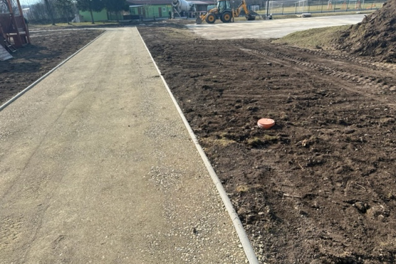 Referencie / Atletická dráha, doskočisko a tribúna na ZŠ Košťany nad Turcom - foto Referencie / Atletická dráha, doskočisko a tribúna na ZŠ Košťany nad Turcom - foto