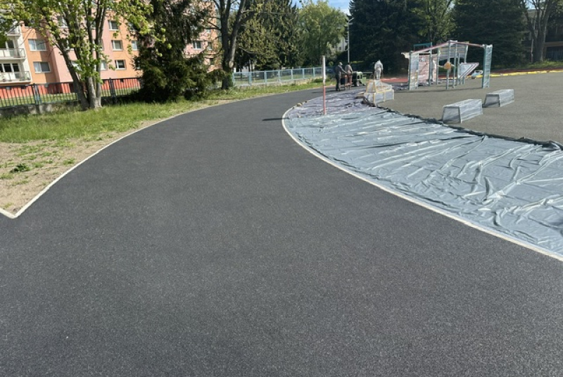 Novinky / Atletická dráha, doskočisko a tribúna na ZŠ Košťany nad Turcom - foto