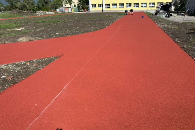 Novinky / Atletická dráha, doskočisko a tribúna na ZŠ Košťany nad Turcom - foto