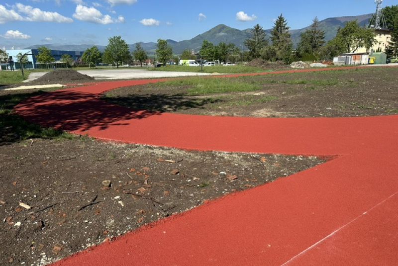 Novinky / Atletická dráha, doskočisko a tribúna na ZŠ Košťany nad Turcom - foto