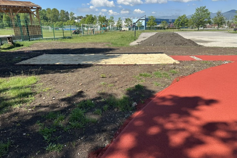 Novinky / Atletická dráha, doskočisko a tribúna na ZŠ Košťany nad Turcom - foto