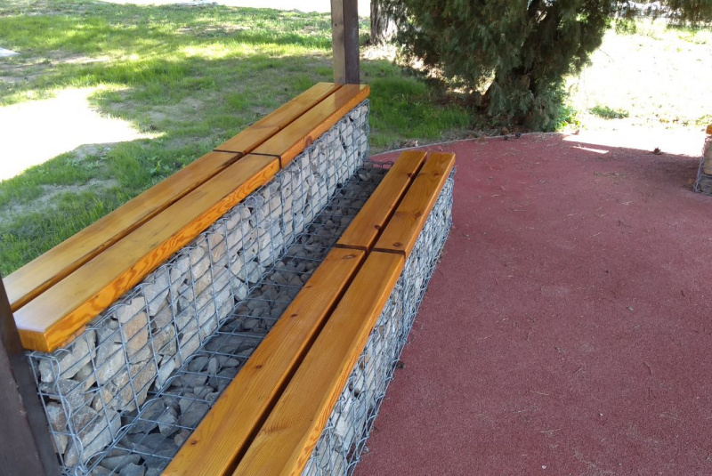 Referencie / Nová Baňa - realizácia detského ihriska - foto