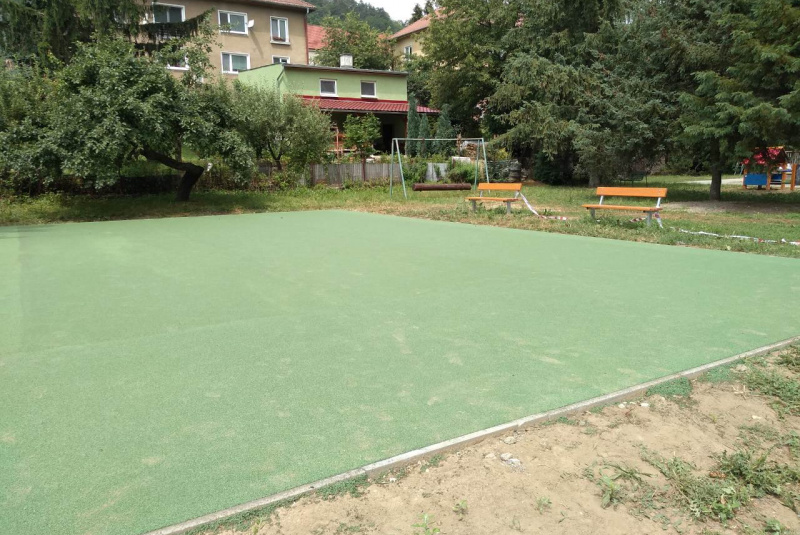 Referencie / Nová Baňa - realizácia detského ihriska - foto