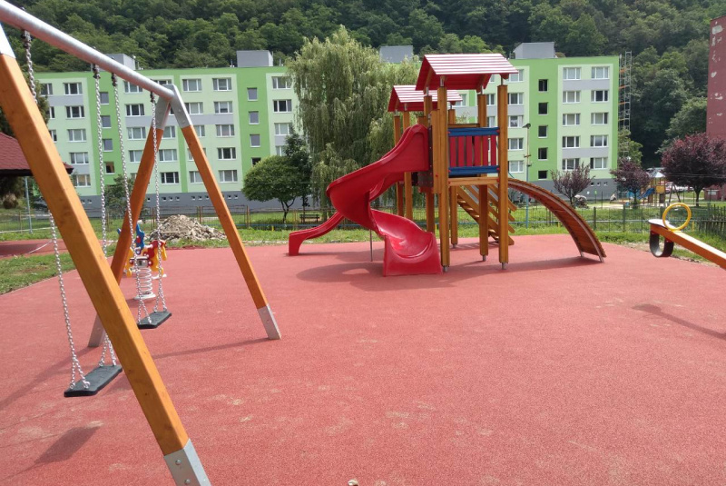 Referencie / Nová Baňa - realizácia detského ihriska - foto