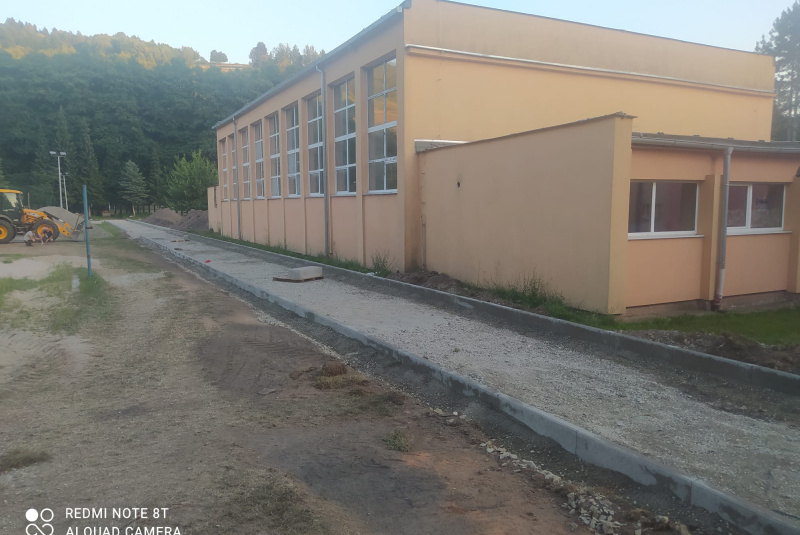 Referencie / Rekonštrukcia športovej infraštruktúry ZŠ Hriňová - foto