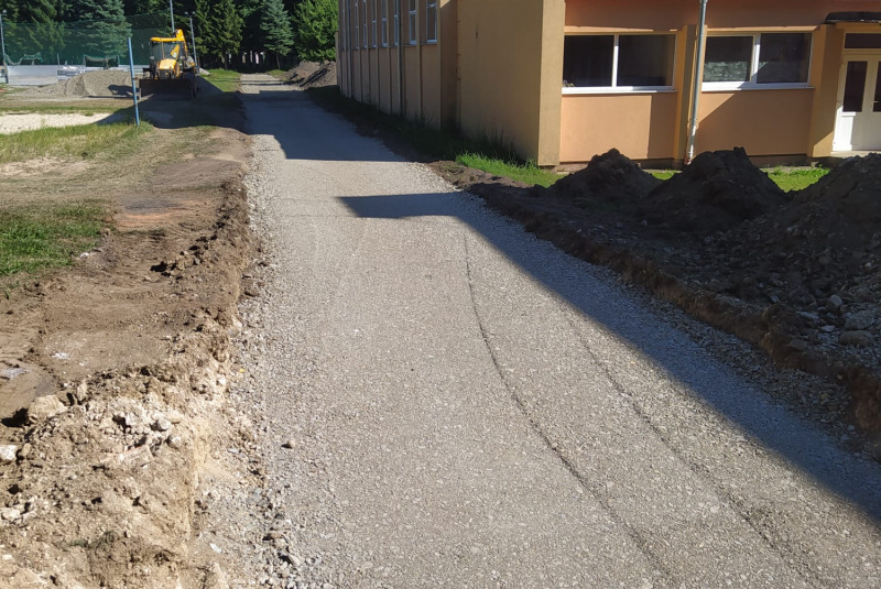Novinky / Rekonštrukcia športovej infraštruktúry ZŠ Hriňová - foto Novinky / Rekonštrukcia športovej infraštruktúry ZŠ Hriňová - foto