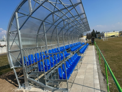 Atletická dráha, doskočisko a tribúna na ZŠ Košťany nad Turcom