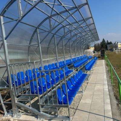 Atletická dráha, doskočisko a tribúna na ZŠ Košťany nad Turcom Atletická dráha, doskočisko a tribúna na ZŠ Košťany nad Turcom